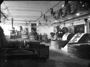 Roßwein-Niederstriegis-Grunau. Kartonfabrik Franz Reinelt. Werkhalle mit Festschmuck (Jubiläum?)