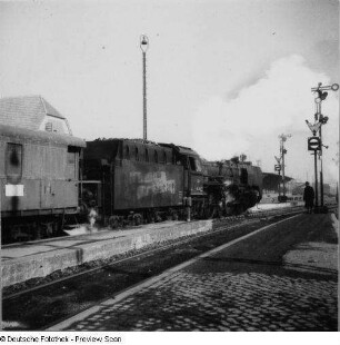 Leipzig. Hauptbahnhof. D-Zug-Lokomotive, Baureihe 03, (hergestellt seit 1930), vor einem Ausfahrtssignal