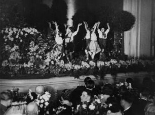 Szene aus dem Dokumentarfilm "Trauung von 70 Brautpaaren der Chlorodont-Werke": Feier im Ausstellungspalast