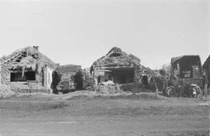 Zweiter Weltkrieg. Frontbilder. Sowjetunion. Fahrzeuge der deutschen Wehrmacht in einem Dorf
