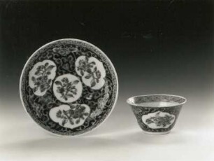 Koppchen und Untertasse (China, 1723/1735, Regierungsperiode Yongzheng; Porzellan; Aufglasurmalerei; Höhe (Koppchen) 3,5 cm, Durchmesser (Untertasse) 10,5 cm; Staatliche Kunstsammlungen Dresden (SKD)