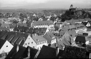 Breisach: Blick vom Münsterplatz über die Stadt, rechts Eckartsberg