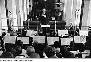 Thomaskantor Hans-Joachim Rotzsch (1929-2013) während einer Probe in der Thomaskirche (mit Aufnahmetechnik)