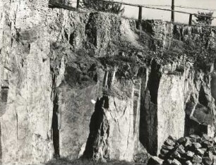 Grimmaer Quarzporphyr. Deckenerguß, säulig abgesondert, oben engklüftig verwitttert. Grimma-Döben, Steinbruch nördlich der Straße Neunitz - Grechwitz