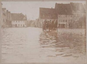 Grimma. Markt. Ansicht mit Nummer 12 (rechts Mitte) und Pferdefuhrwerk bei Hochwasser