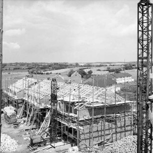 Baustelle für Wohnhäuser: Pillauer Straße: im Hintergrund Wohreihenhäuder der Memeler Straße: Blick nach Westen