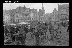 Cambrai (Dep. Nord, Frankreich): Soldaten mit Fahrrädern auf dem Marktplatz, im Hintergrund Marktstände (Nahaufnahme)