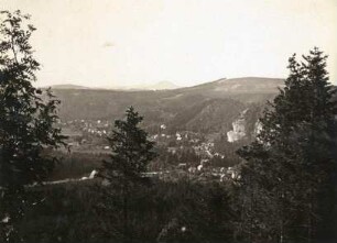 Zittauer Gebirge. Blick vom Scharfenstein über Oybin zur Lausche (793 m) nach Westnordwest