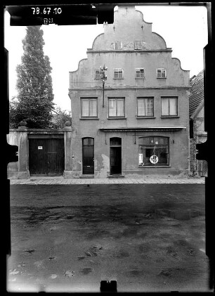 Güstrow, Hollstraße 5. Wohn- und Geschäftshaus mit Hintergebäude. Straßenfront