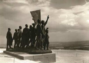 Cremer, Fritz. Buchenwald-Denkmal. Gesamtansicht von der Seite. Weimar, Nationale Gedenkstätte Buchenwald auf dem Ettersberg