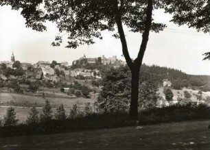 Frauenstein. Stadtansicht mit Stadtkirche, Schloß, Burgruine und Friedhofskirche. Ansicht von Osten