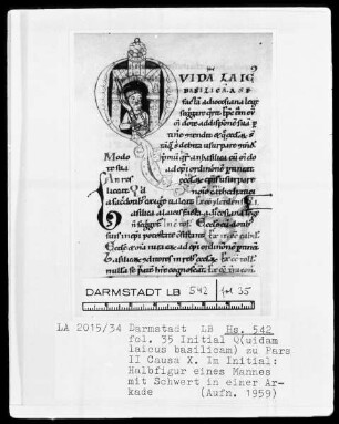 Kurzfassung des Decretum Gratiani — Initiale Q (uidam Laicus basilicam). Halbfigur eines Mannes mit Schwert in einer Arkade, Folio 35
