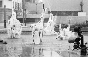 Basel: [Tinguely-]Brunnen vor dem Stadttheater, vereist