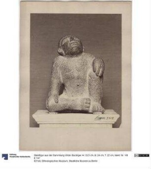 Steinfigur aus der Sammlung Uhde: Buckliger. H: 33,5 cm, B: 24 cm, T: 22 cm