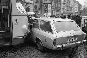 Verkehrsunfall zwischen einer Straßenbahn und einem PKW an der Kreuzung Karlstraße und Mathystraße