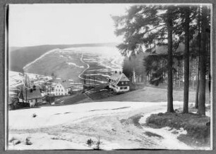 Schmalzgrube, Ortsteilansicht : Schmalzgrube. Ortsteilansicht im Frühling zur Schneeschmelze, links die Schule Nr. 7