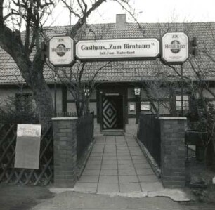 Bolschwitz, Dorfstraße 1. Gasthaus "Zum Birnbaum" (wohl 1701/1800). Giebel- und Eingangsseite