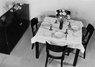 Blick in das Wohnzimmer um 1935. Gedeckter Tisch