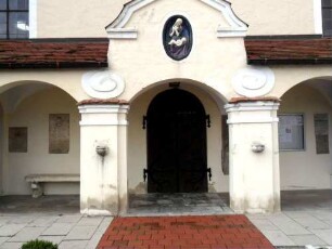 Fristingen-Langhaus über Traufseite Süd-(Barocker Neubau 1747 auf Romanisch-Gotischem Vorgänger - 1913 verlängert und renoviert) mit Arkadenvorhalle