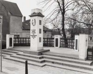 Denkmal für die Gefallenen des 1. Weltkrieges : Denkmal für die Gefallenen des 1. Weltkrieges. Sandstein (1929). Mühlberg (Elbe), Jahnplatz