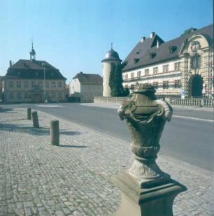 Wiesentheid. Blick zum Rathaus (1741-1743) und zum Schloss (1576)