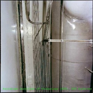 Anschlüsse am Behälter des Medium Active Waste (MAW)-Verdampfers der Abteilung Radioaktive Abfälle (ABRA)