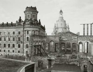 Ruine des Kurländer Palais. Blick vom Gebäude der Deutschen Bundesbank, St. Petersburger Straße 2, gegen Polizeipräsidium (1895-1900, J. Temper) und Frauenkirche