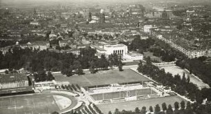 Dresden: Illgen-Kampfbahn (Rudolf-Harbig-Stadion) und Georg-Arnhold-Bad, Blick über das Deutsche Hygiene-Museum gegen das Stadtzentrum nach Nordwest. Luftbild-Schrägaufnahme