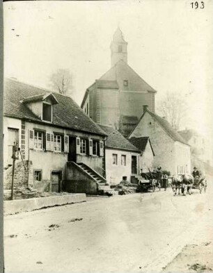 Straßenbild mit Kirche