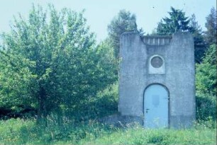 altes Wasserwerk auf einer Wiese