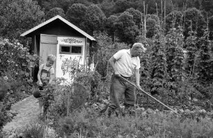 Freiburg: Familie arbeitet im Schrebergarten