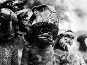 Tanzmasken : Tänzer mit Masken und Kostümen.