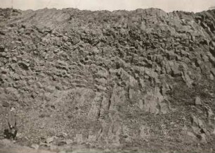 Oberlausitz. Bubenik bei Großdehsa (obersorbisch Dažin). Durchschnittene Basaltsäulen im Steinbruch des südlichen Gipfels