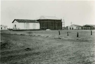 Platz mit Kirche in Nhandeara