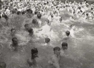 Badegäste im Wellenbad
