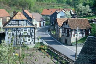 Dorfstraße mit gut erhaltenem Fachwerkhaus Nr. 29, gegenüber Kellerhäuser