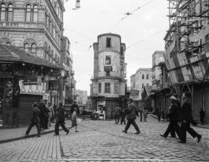 Konstantinopel, Straßenbild : Konstantinopel (heute Istanbul/Türkei). Eingang zur Karaköy-Tersane-Straße