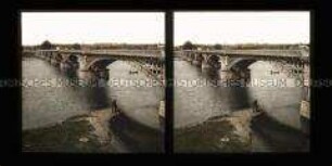 Spaziergänger mit Hund an Allierbrücke bei Vichy