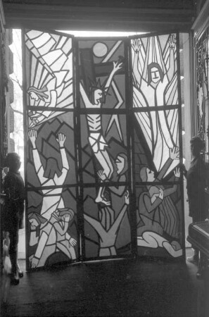 Darstellung einer Karfreitags-Trilogie als Versuch für den Entwurf zu einem dreiteiligen Glasfenster durch 13jährige Schüler der Leopoldschule