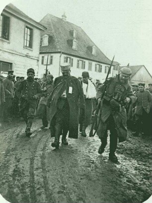 Gegen Mülhausen abtransportierte Gefangene vom Hartmannsweilerkopf, Oberelsass 1915