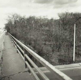 Autobahnanschlußstelle Dresden-Nord. Blick von der Autobahnbrücke nach Osten auf Gelände des künftigen Zubringers : Dresden-Heller. Autobahnanschlußstelle Dresden-Nord. Blick von der Autobahnbrücke nach Osten auf Gelände des künftigen Zubringers