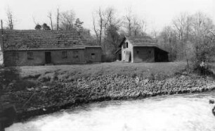 Spreetal-Neustadt (Spree). Rollmühle, Häuser am gegenüberliegenden Spreeufer