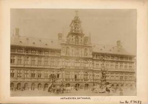 Rathaus, Antwerpen: Ansicht mit Brunnen