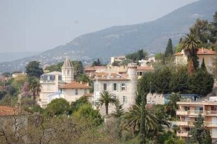 Vence - Stadtübersicht : Kleinstadt Vence in den Bergen bei Nizza, aufgenommen im April 2006