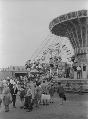 Dresden. Vogelwiese, Besucher vor dem Kettenkarussell und Riesenrad