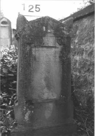 Grabstein 125 (Index: 100114297) Material: Sandstein Zustand: stark abgeblättert mit fast völligem Textverlust Maße HxBxT: 82x42x22 cm Beschreibung: konische Stele, Sockel, giebelartiger Abschluß mit Eckakroteren, eingetieftes Schriftfeld rechteckig mit Erweiterungen an den Ecken Besonderheit: Kindergrab: Grabstein 125