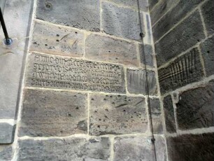 Stadtkirche - Kirchturm von Westen-Anbau im Norden - Textkartusche (Bauinschrift) mit Jahr 1329 sowie Wetzrillen