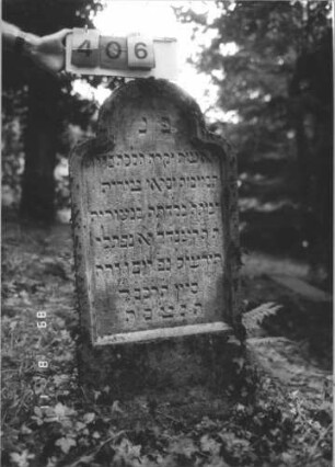 Grabstein 406 (Index: 99799617) Material: Sandstein Zustand: leicht verwittert Maße HxBxT: 88x46x20 cm Beschreibung: Stele, Kleeblattbogenabschluß, Schriftfeld eingetieft, getreppter Sockel: Grabstein 406