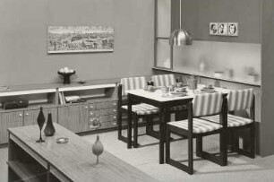 Eßtisch (Modell 170/1R) : Wohnzimmermöbel (1974). Ansicht mit Flachstrecke einer Anbauwand und Eßplatz