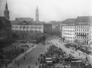 Dresden-Altstadt. Neumarkt mit Christbaummarkt. Blick zum Johanneum und in die Augustusstraße